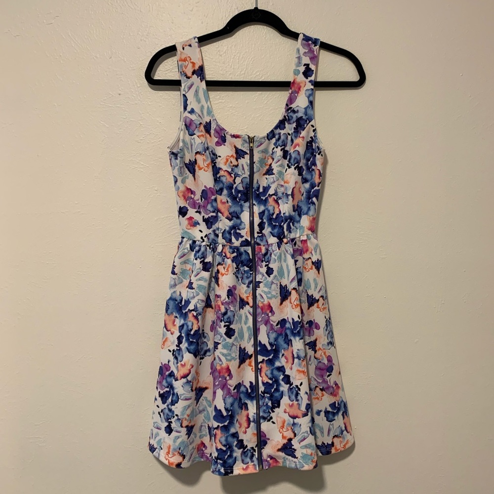 Fine short dress!